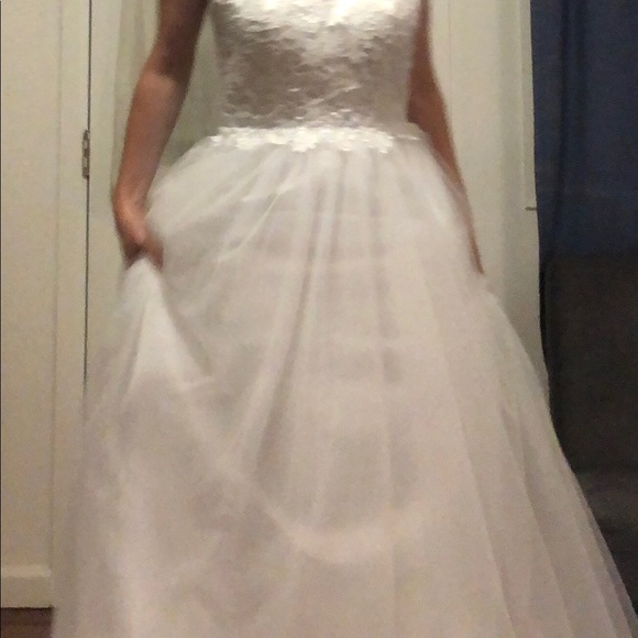 White lace and tulle wedding dress, small train - Picture 3 of 5